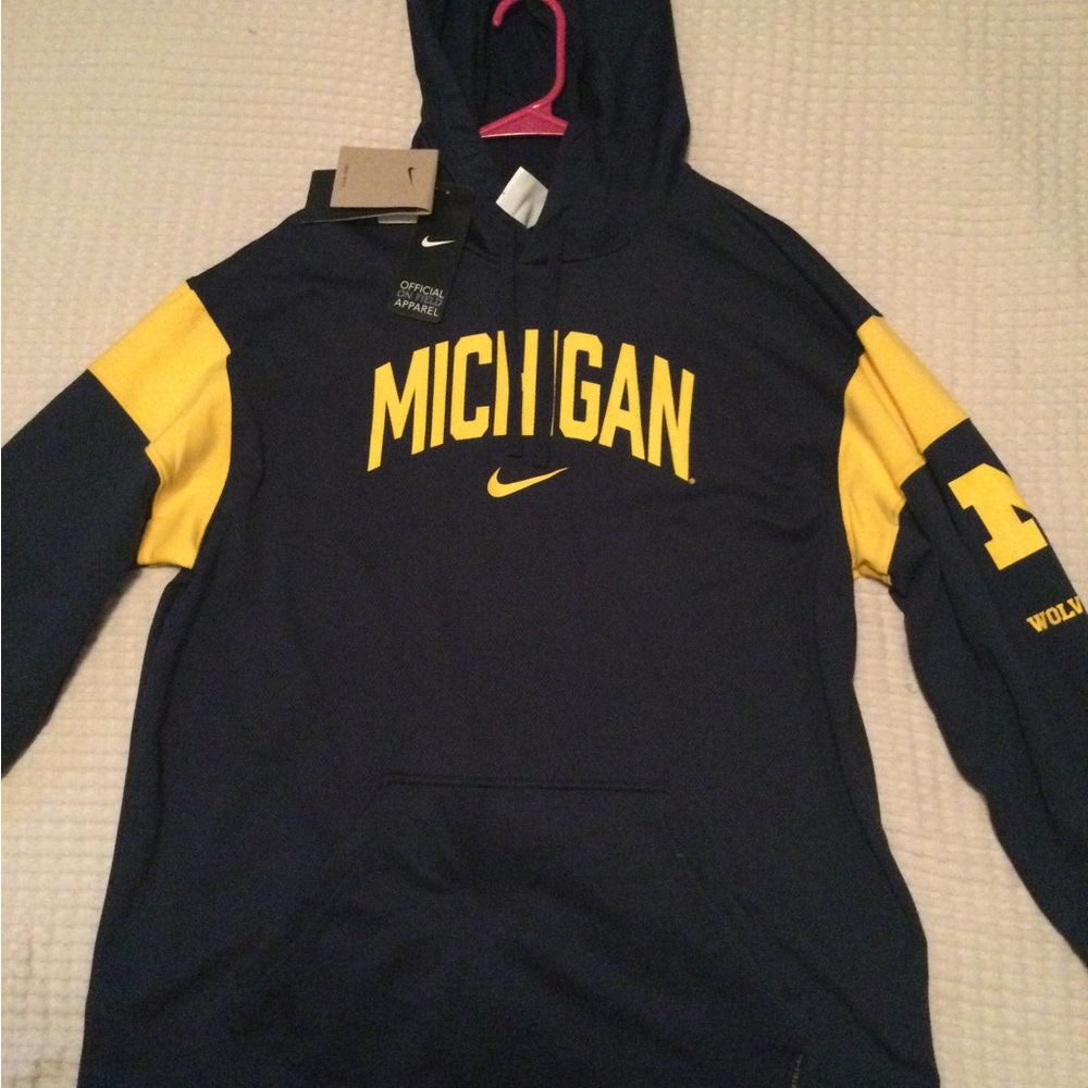 Officially licensed Nike Dri-fit Mens Michigan Wolverines pullover hoodie.